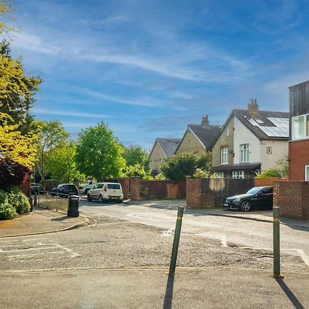 Modern 2 Bedroom Apartment In Mitcham, London Kültér fotó