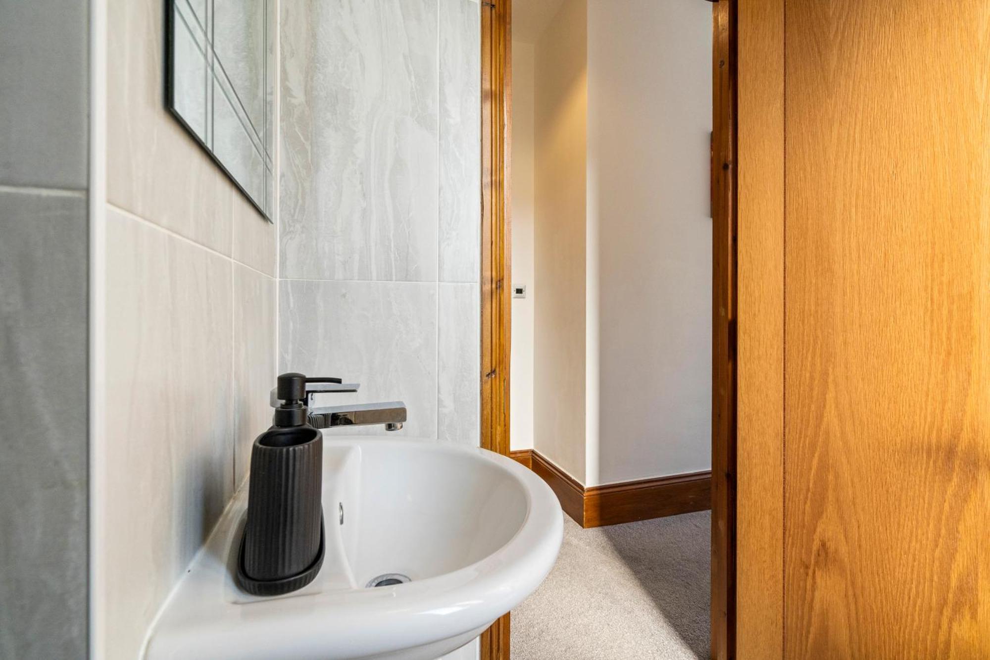 Modern 2 Bedroom Apartment In Mitcham, London Kültér fotó
